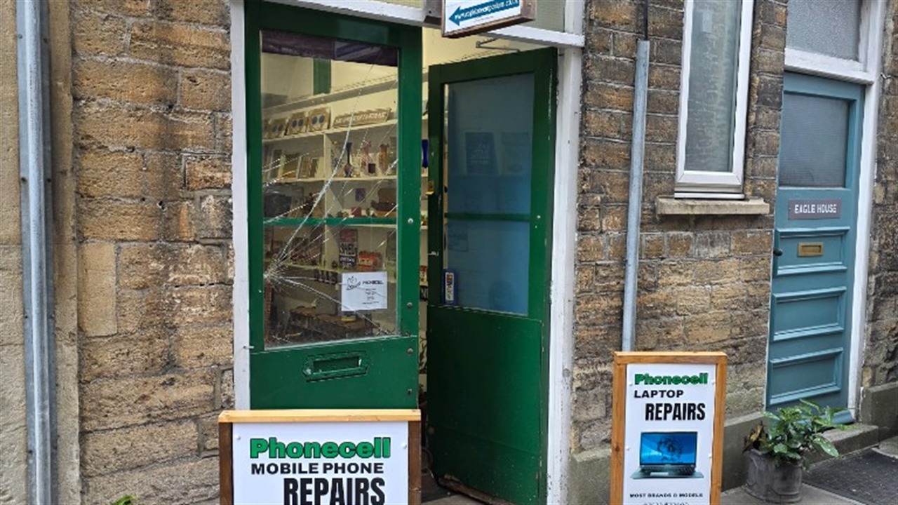 PhoneCell shop front in Frome